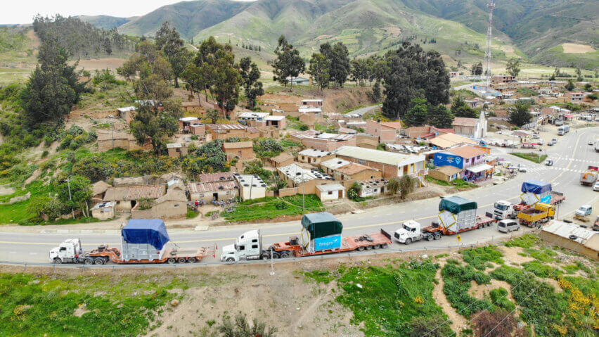 A total of eight diverter dampers measuring 495 x 470 x 465 cm were transported from Chile to Bolivia