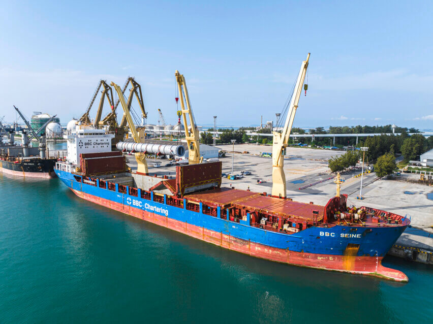 deugro Thailand Delivers Critical Reactors for Sustainable Fuel Production Unit, Discharge operations of the reactors at the Port of Map Ta Phut, Thailand