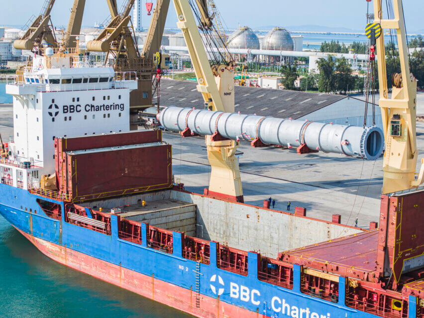 deugro Thailand Delivers Critical Reactors for Sustainable Fuel Production Unit, Discharge operations of the reactors at the Port of Map Ta Phut, Thailand