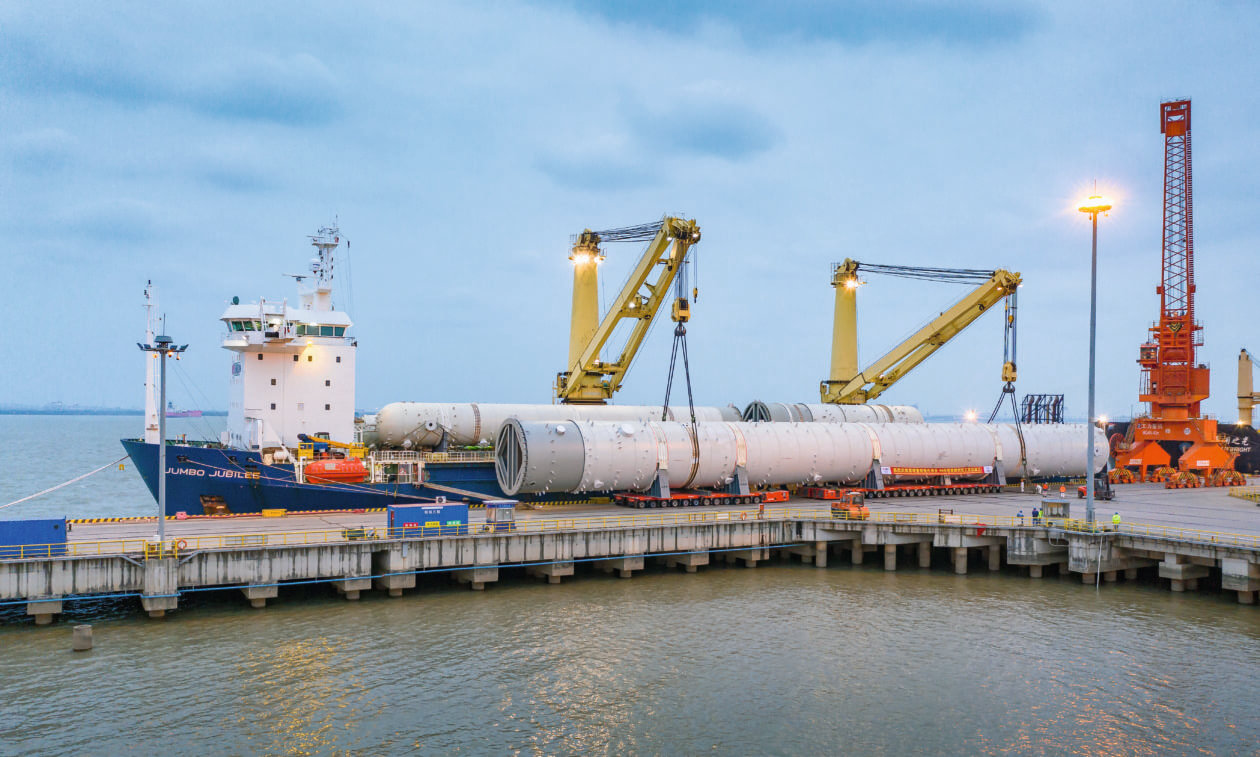 EGAT Project, Loading of the 96-meter-long propylene-propane splitter at the Port of Zhangjiagang, China