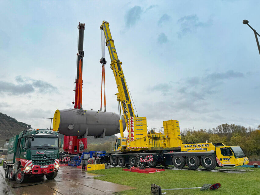Carbon Capture and Utilization (CCU) Facility in the Cement Industry, Heat exchanger discharge onto a truck–trailer configuration of 16-axle modular trailers by two mobile cranes at the Lengfurt private jetty
