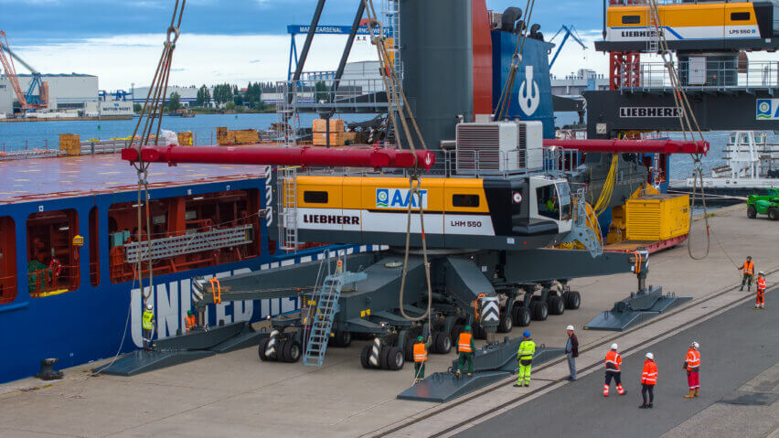 Lifting preparations for a Liebherr LHM 550 crane