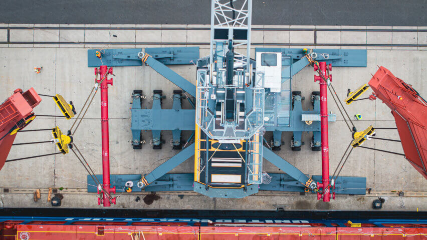 Lifting preparations for a Liebherr LHM 550 crane