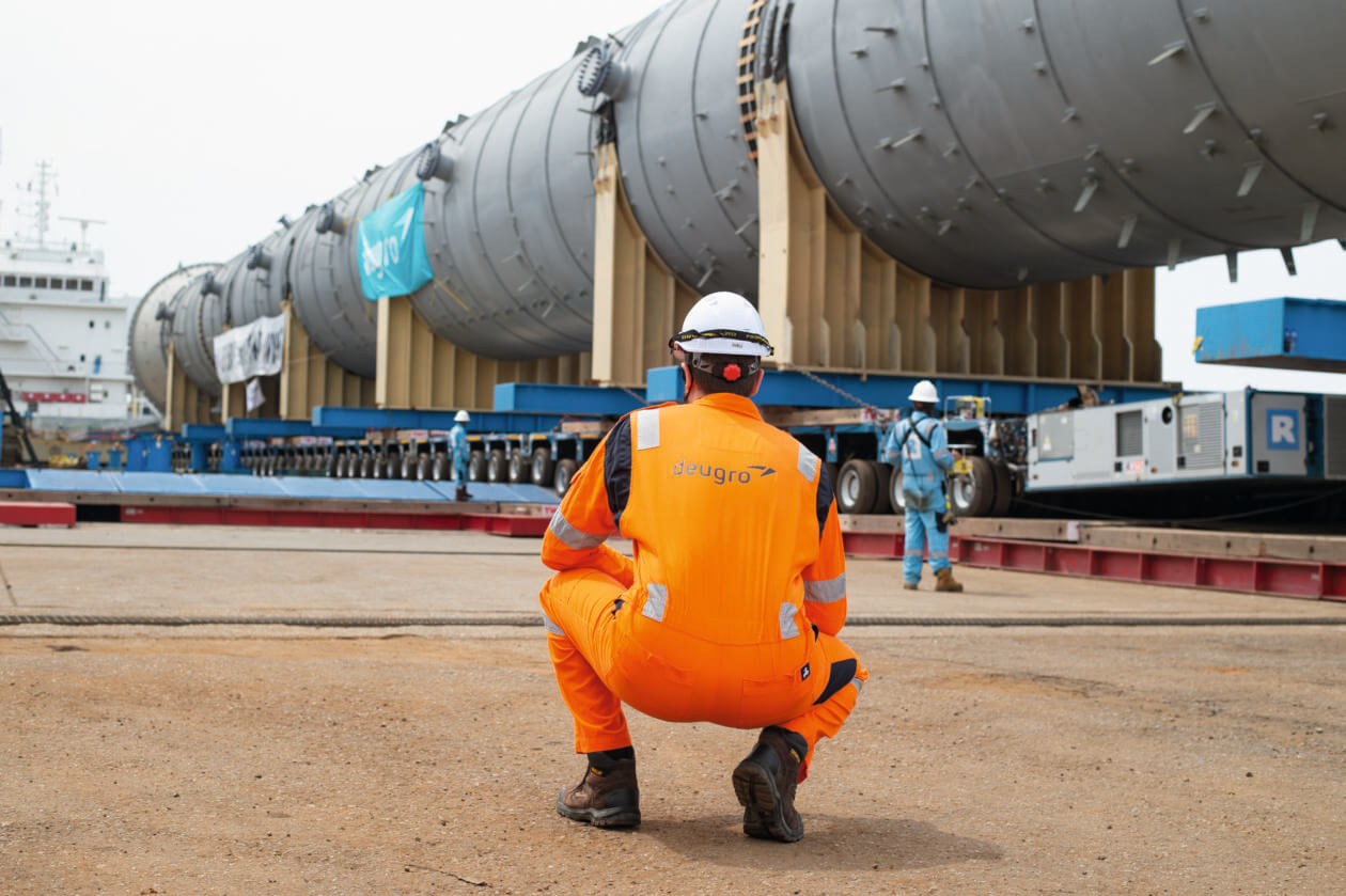Long Son A1 – Olefins Plant Project, Roll-on operation of the nearly 100 m C3 tower at Kuantan Port, Malaysia