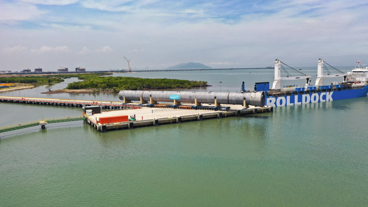 Long Son A1 Olefins Plant Project in Vietnam, Maneuvering of the nearly 100 m C3 tower on the construction jetty with centimeter precision