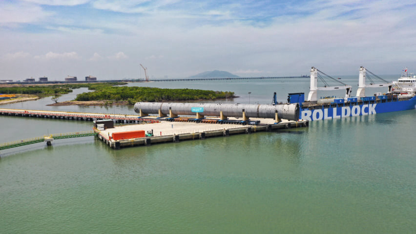 Long Son A1 Olefins Plant Project in Vietnam, Maneuvering of the nearly 100 m C3 tower on the construction jetty with centimeter precision