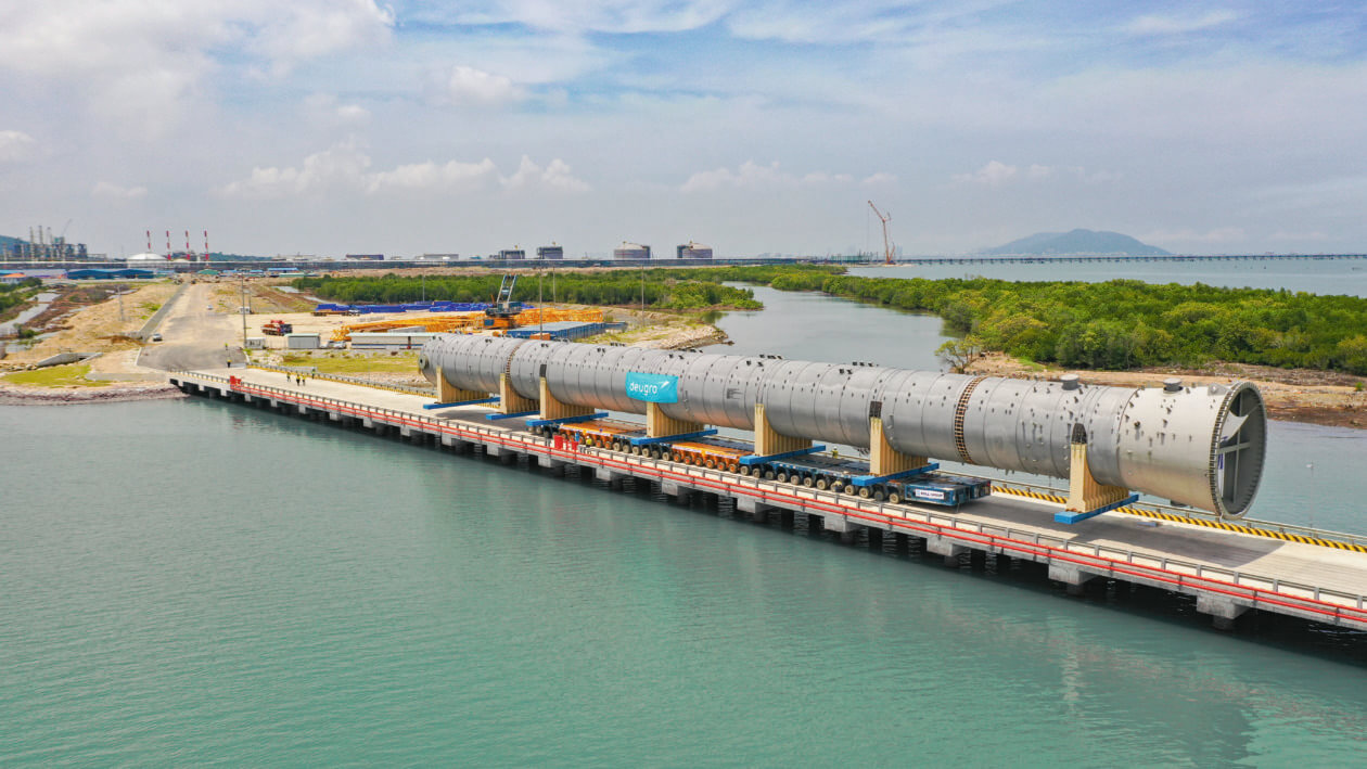 Long Son A1 – Olefins Plant Project, Maneuvering of the nearly 100 m C3 tower on the construction jetty with centimeter precision