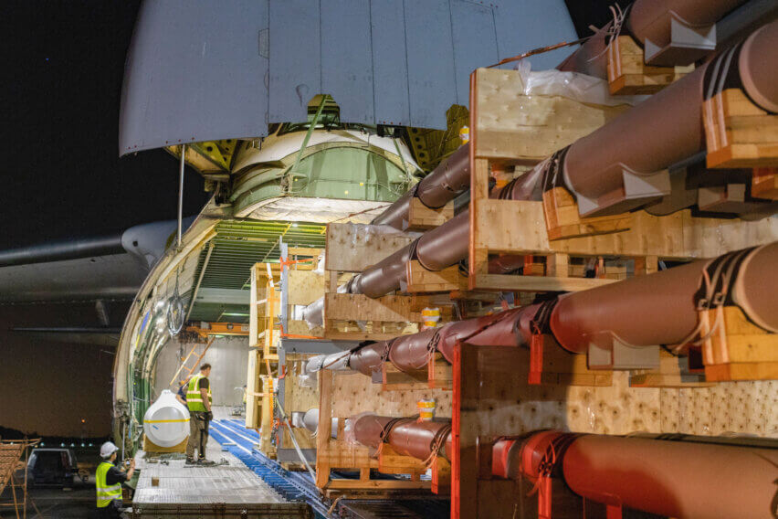 Nine Urgent Air Charters between Thailand and the USA: To utilize the full capacity of the aircraft, deugro arranged for the packing to be in stackable metal frame bundles.