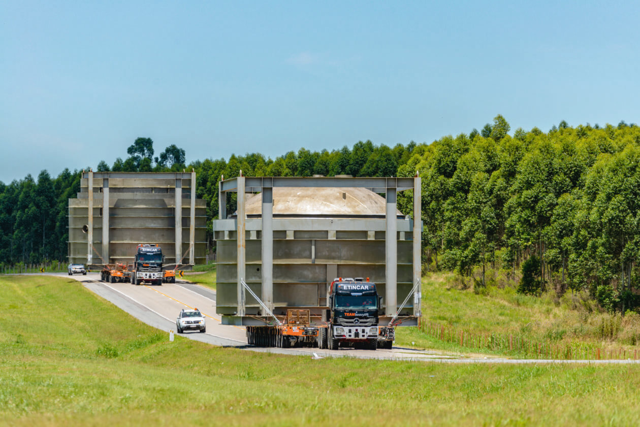 UPM Taurus Project, Road transportation of an evaporator effect shell bottom with a width of nearly 15 m
