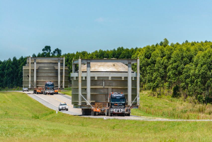 UPM Taurus Project, Road transportation of an evaporator effect shell bottom with a width of nearly 15 m
