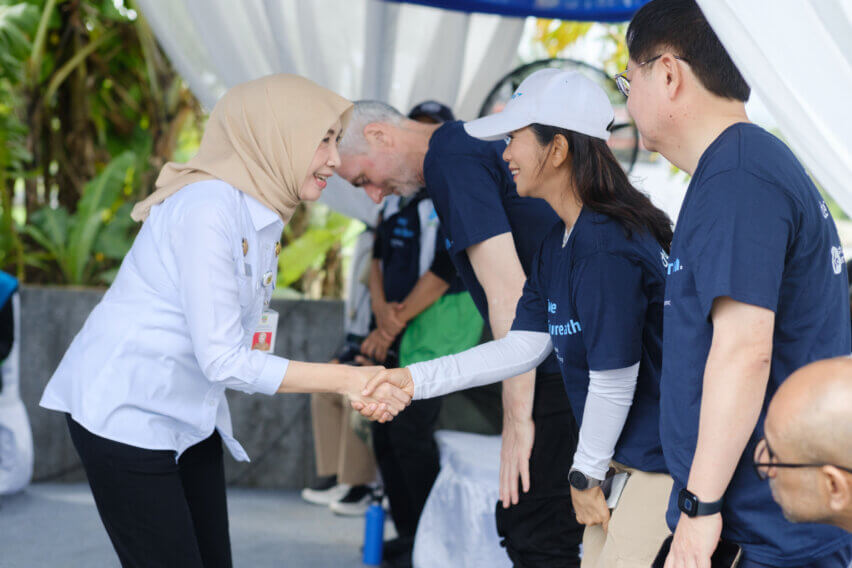 Ani Gustini, representative of Bekasi Regency, shaking hands with Sari Safianti, deugro Country Manager in Indonesia